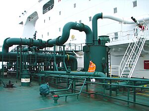 Archivo:Inert gas pipe on an oil tanker