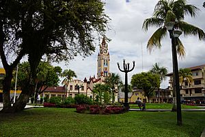 Archivo:Iquitos-Plaza de Armas-Catedral