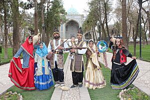 Archivo:Iranian family,gathered together wearing traditional clothes - Nishapur - Nowruz2014