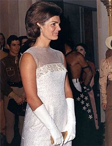 Archivo:Jacqueline Kennedy after State Dinner, 22 May 1962