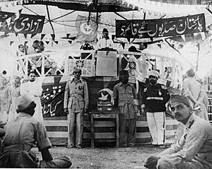Archivo:Jinnah addresses the delegates to the Moslem Political Convention held in New Delhi during 1943 (Photo 429-8)