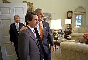 Archivo:José María Aznar y George W. Bush Despacho Oval 2001-11-28