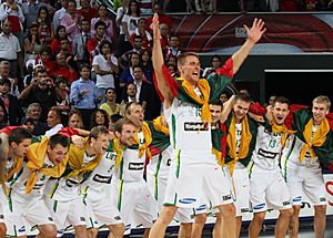 Archivo:La selección de Lituania celebra su tercer puesto en el Mundial de baloncesto 2010