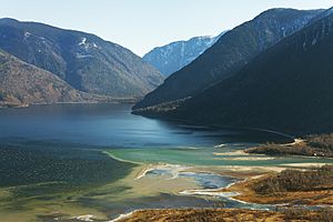 Archivo:Lake Teletskoe (10423932746)