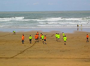 Archivo:Le football sur la plage de Zarautz