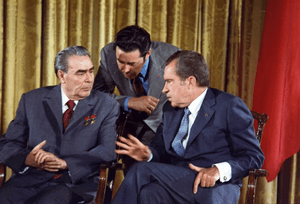 Archivo:Leonid Brezhnev and Richard Nixon talks in 1973