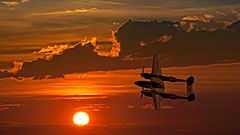 Archivo:Lockheed P-38 Lightning Sunset OTT 2013 001