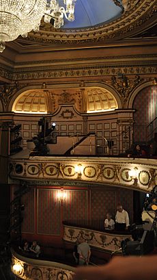 Archivo:London Queen's Theatre auditorium