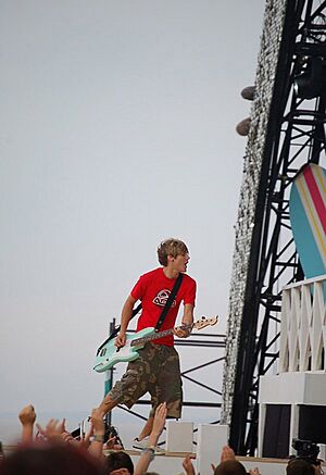 Archivo:McFly-T4Beach-Poynter-full