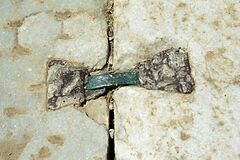 Archivo:Metal buckle in house below theater Delos, 143531