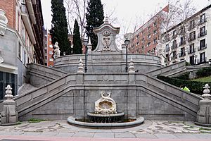 Archivo:Monumento a Jaume Ferran, fuente y escalinata