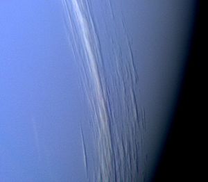 Archivo:Neptune clouds