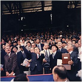 Archivo:Opening Day of 1961 Baseball Season. President Kennedy throws out first ball. (first row) Vice President Johnson... - NARA - 194197