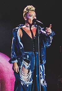 Archivo:P!nk - V2017 Hylands Park Chelmsford - Saturday 19th August 2017 PinkVFest190817-17 (36706240836) (cropped)