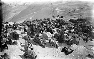 Archivo:Piles of freight on the summit of Chilkoot Pass, circa 1898 (AL+CA 1256)