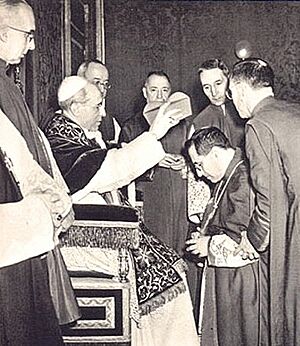 Archivo:Pio XII impone la berretta cardinalizia a Giuseppe Siri