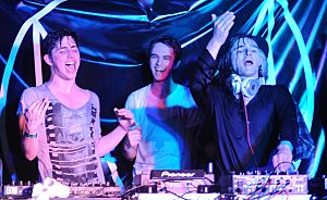 Archivo:Porter Robinson, Zedd, and Skrillex at the 2012 SXSW cropped
