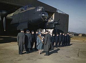 Archivo:Queen Elizabeth at RAF Warboys Feb 1944 IWM TR 1554