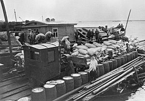 Archivo:RIAN archive 310 Foodstuffs for Leningrad