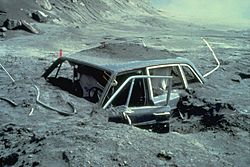 Archivo:Reid Blackburn's car after May 18, 1980 St. Helens eruption
