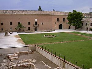 Archivo:Rueda - Plaza de San Pedro - Vista desde claustro