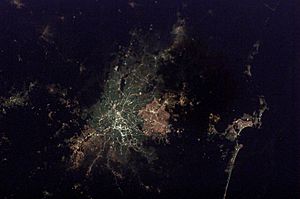 Archivo:São Paulo metropolitan area at night