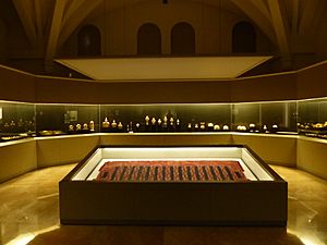 Archivo:Sala con objetos de la cultura Quimbaya, Museo de América, Madrid, España, 2016