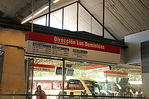 Archivo:Santiago de Chile, estación Pajaritos 01