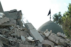Archivo:Sidon mosque in rubble after airstrike July 25 2006