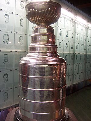 Archivo:Stanley cup closeup