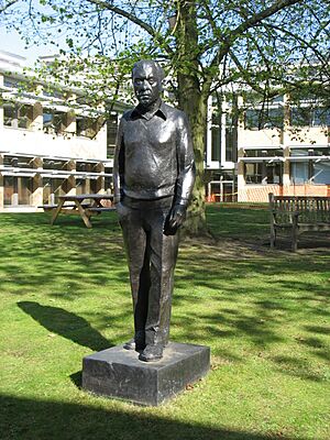 Archivo:Statue of Sir Fred Hoyle (geograph 2358458 by David Purchase)