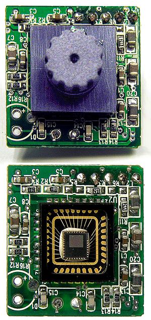 Archivo:Sweex USB webcam PCB with without lens close up