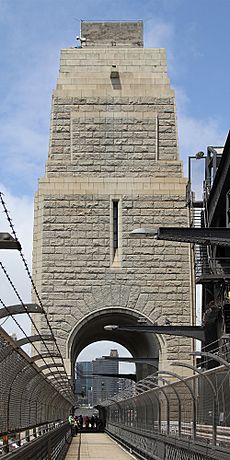 Archivo:Sydney Harbour Bridge SE Pylon, jjron, 02.12.2010