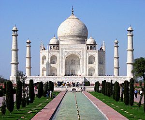 Archivo:Taj Mahal in March 2004