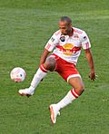 Archivo:Thierry Henry control cropped