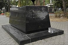 Archivo:Tomb of President Quirino