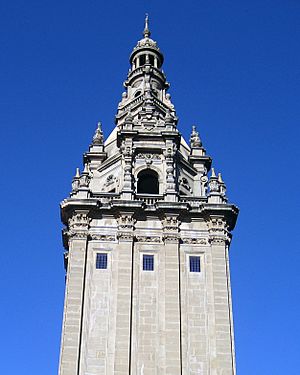 Archivo:Torre del Palau Nacional de Barcelona