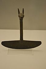 Archivo:Tumi inca decorado con una cabeza de llama. Museo de América