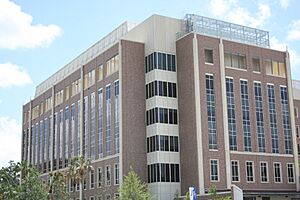 Archivo:UF Cancer Genetics Complex