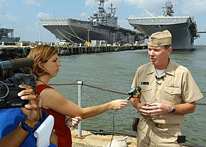 Archivo:US Navy 050831-N-3725R-007 Commander, Second Fleet, Vice Adm. Mark Fitzgerald talks with WTKR Channel 3 reporter Stacy Davis during a press conference