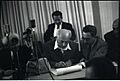 אהרן ציזלינג חותם על מגילת העצמאות 1948