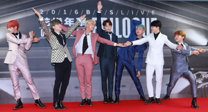 Archivo:160507 BTS at The Most Beautiful Moment Epilogue in Life Press Confrence