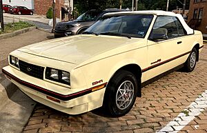 Archivo:1987 Chevrolet Cavalier RS Convertible in Yellow Beige, front right, 8-3-2021