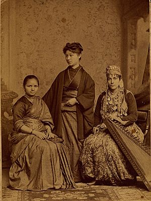 Archivo:Anandibai Joshee, Kei Okami, and Tabat M. Islambooly