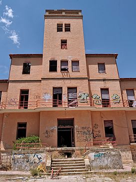 Antiguo Sanatorio de Tuberculosos de Sierra Espuña 03.jpg