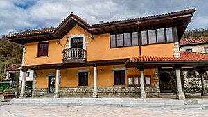 Archivo:Ayuntamiento de Ponga