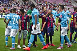 Archivo:Barça - Napoli - 20140806 - Salut des équipes