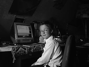 Archivo:Boy at desk while in the process of programming