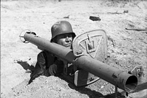 Bundesarchiv Bild 101I-671-7483-29, Reichsgebiet, Soldat mit Panzerabwehrwaffe.jpg