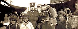 Archivo:Canadian Pte Edwin Stephenson poses with boys in Vladivostok in 1919